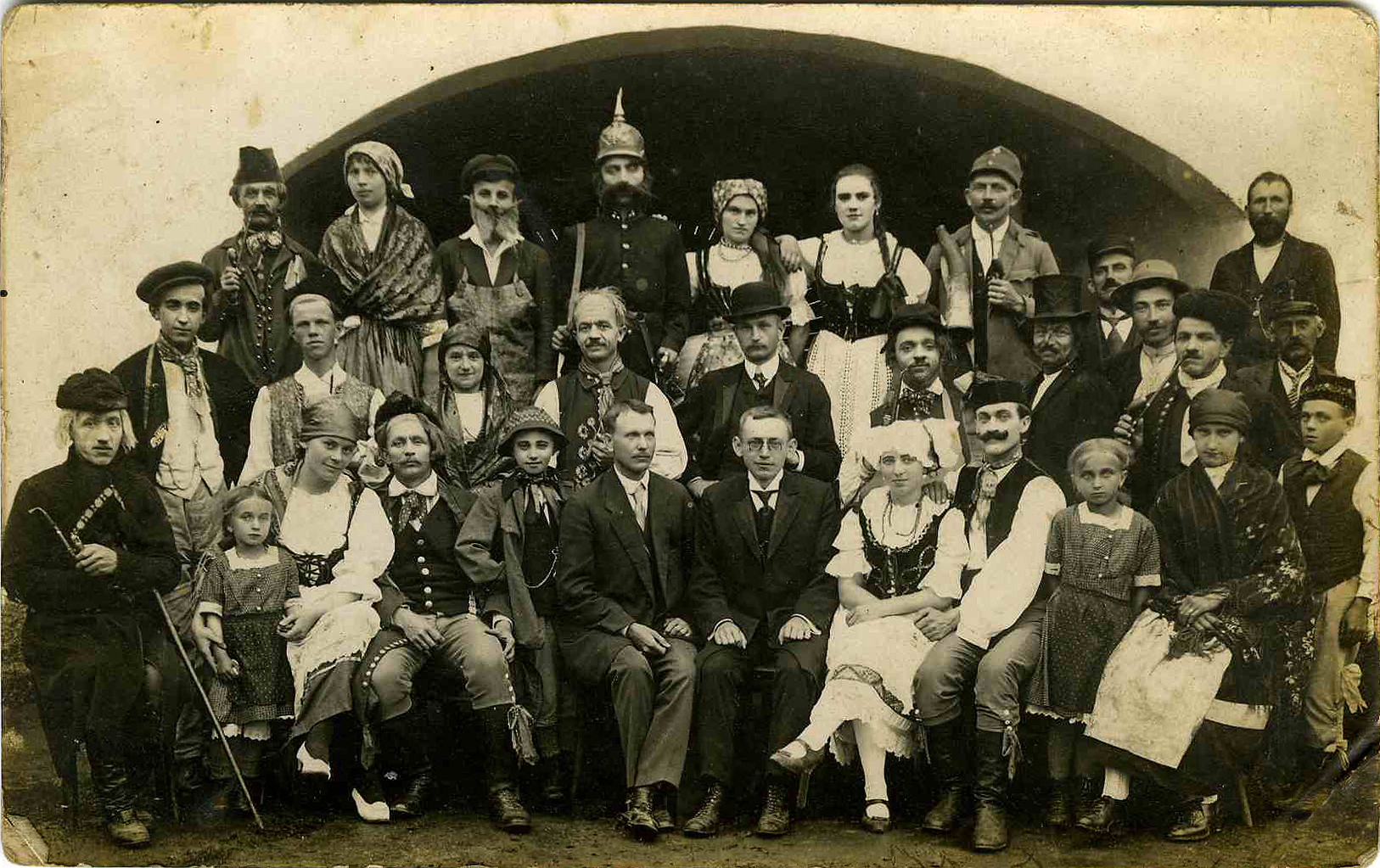 1. Křenovičtí ochotníciv roce 1920 v kovárně v Jamnémí